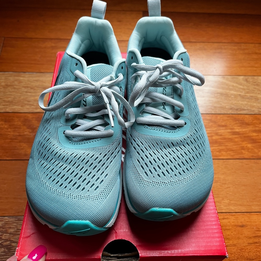 Altra Provision 5. Size 6.5 in Teal Green. Worn once on treadmill.